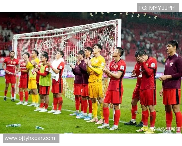 上海上港与权健激战正酣双方全力争夺中超联赛重要积分